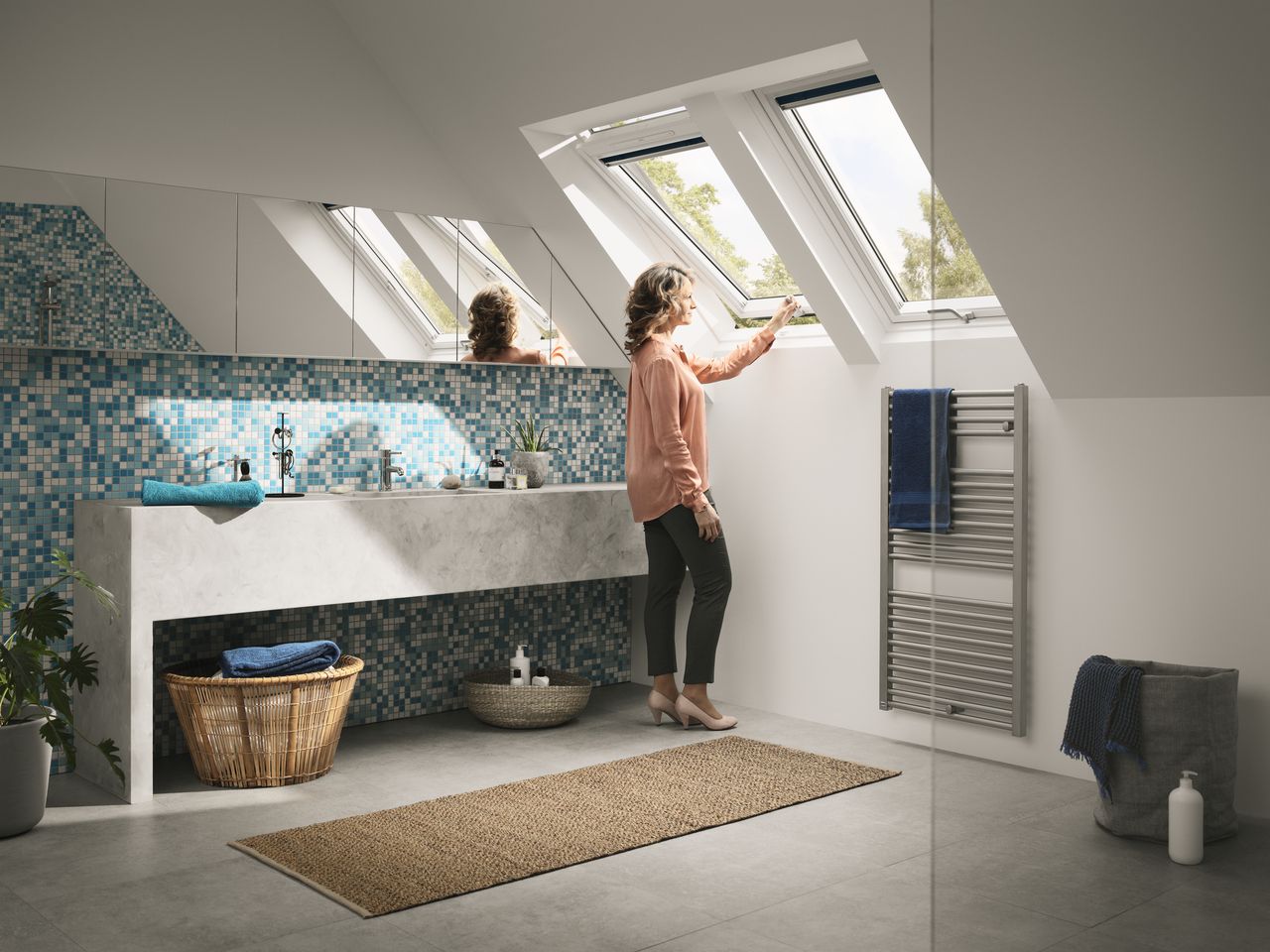 Тёплое двухкамерное белое мансардное окно Velux GLU