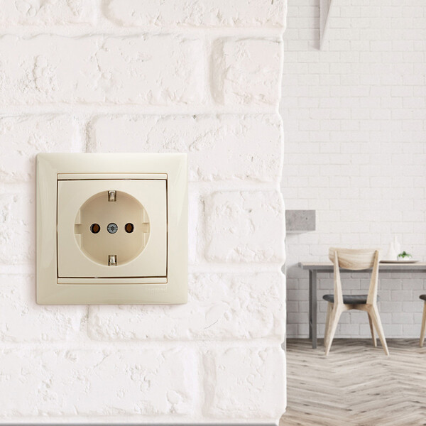 Розетка Systeme Electric Этюд накладная белая со шторками (PA16-008B)